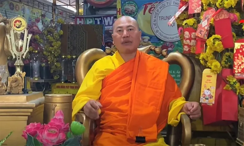 danh-tinh-nguoi-dan-ong-dau-troc-mac-ao-su-thay-di-vao-quan-nhau-la-ai-2