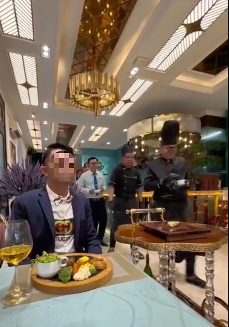 danh-tinh-nha-hang-o-tphcm-lau-mieng-gap-thuc-an-cho-khach-he-lo-su-that-dang-sau-2