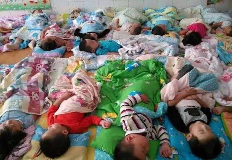 con-gai-3-tuoi-di-hoc-duoc-co-khen-ngu-trua-rat-ngoan-nguoi-me-nhin-thay-lap-tuc-cho-con-chuyen-truong-3