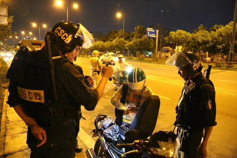 canh-sat-co-dong-tuan-tra-luc-may-gio-nguoi-pham-10-loi-nay-can-than-bi-phat-2