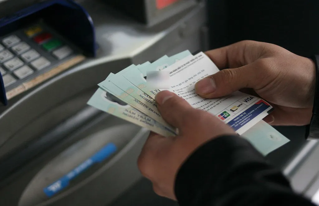 rut-tien-o-cay-atm-xong-dung-voi-roi-di-phai-lam-ngay-3-viec-nay-de-tranh-gap-hoa-5