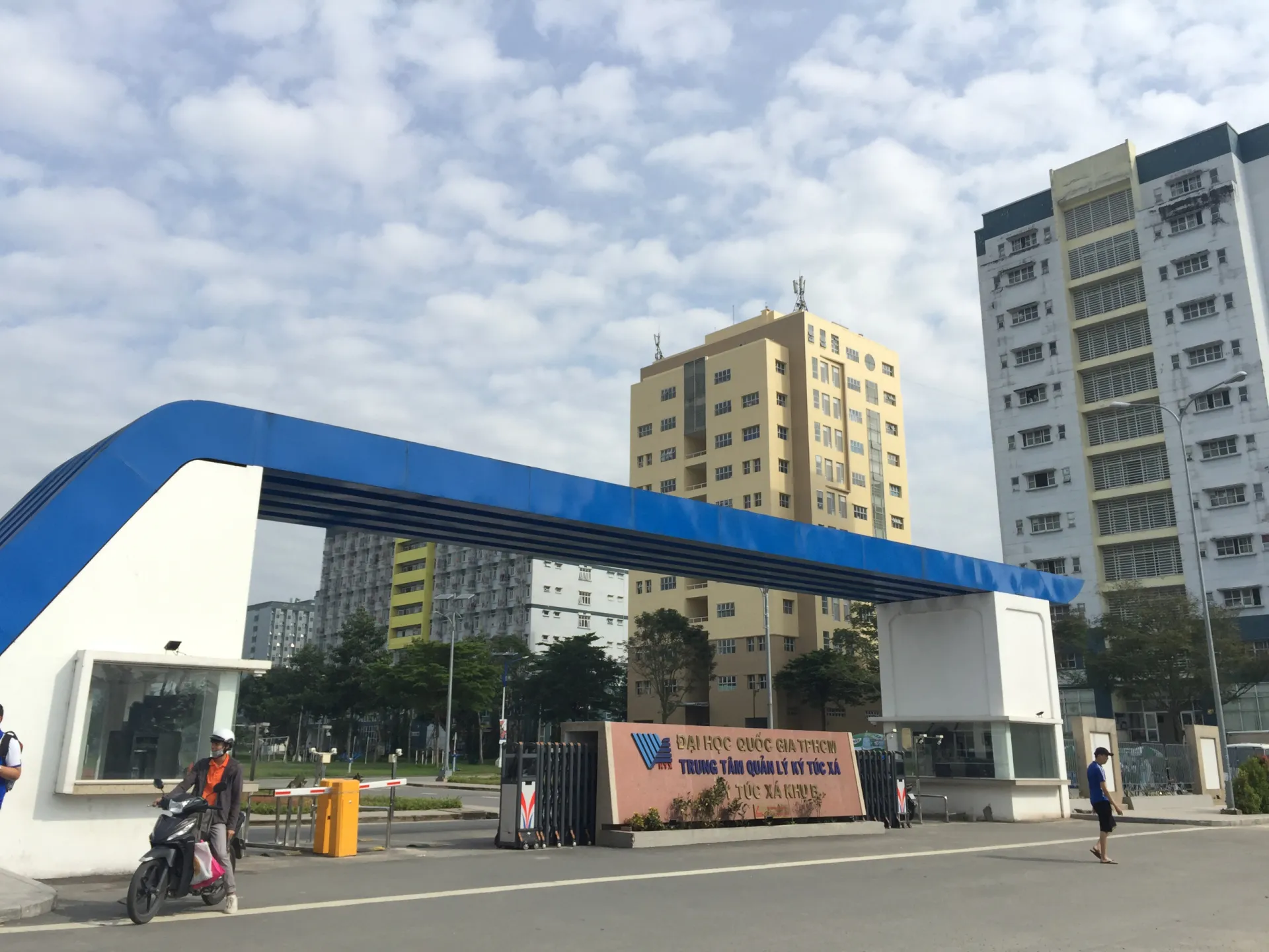 6-doi-tuong-duoc-mien-giam-phi-ky-tuc-xa-dai-hoc-quoc-gia-tphcm-2023-3