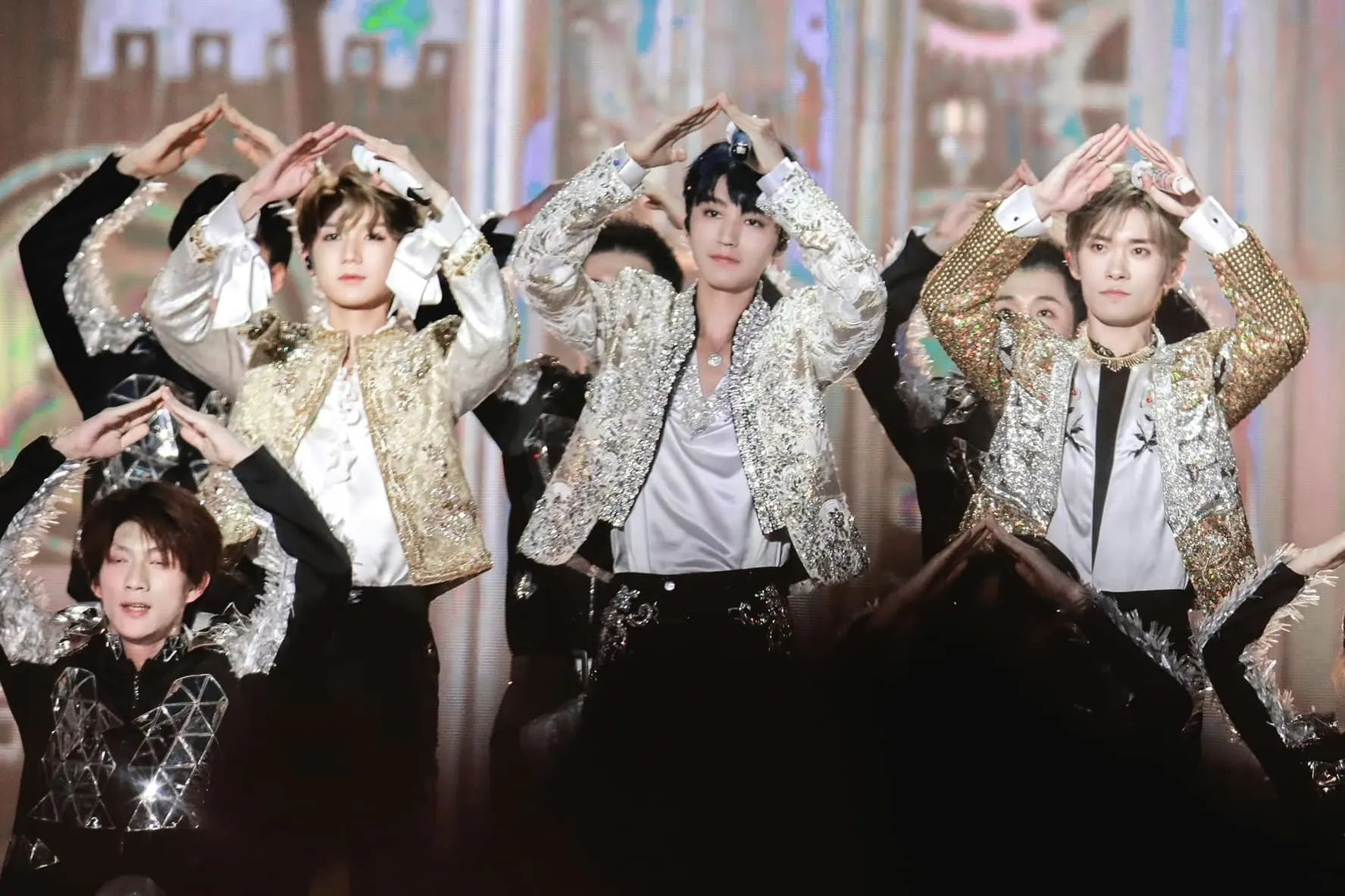 concert-10-nam-cua-tfboys-duoc-vi-nhu-train-to-busan-phien-ban-trung-quoc-3