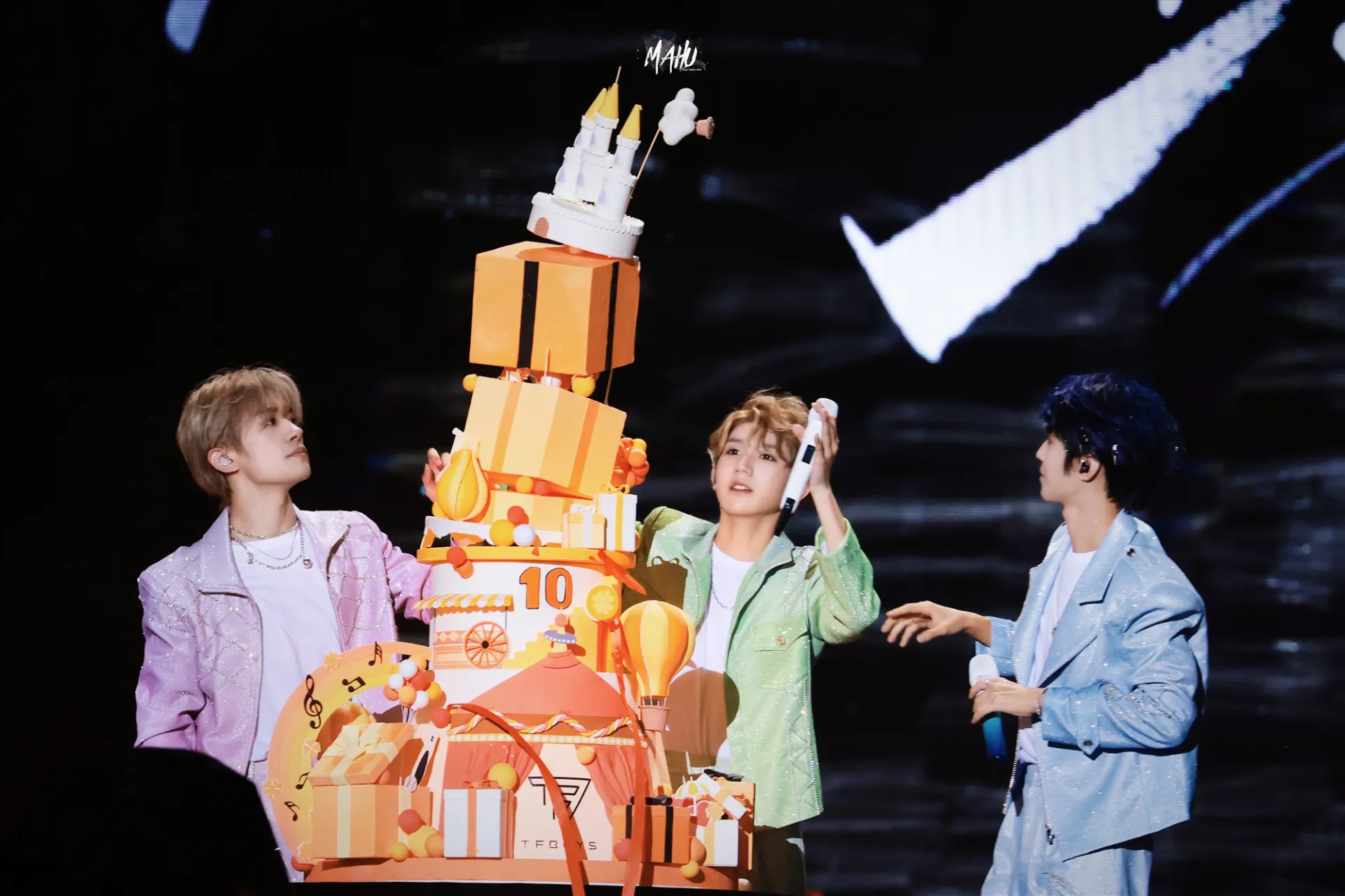 concert-10-nam-cua-tfboys-duoc-vi-nhu-train-to-busan-phien-ban-trung-quoc-4