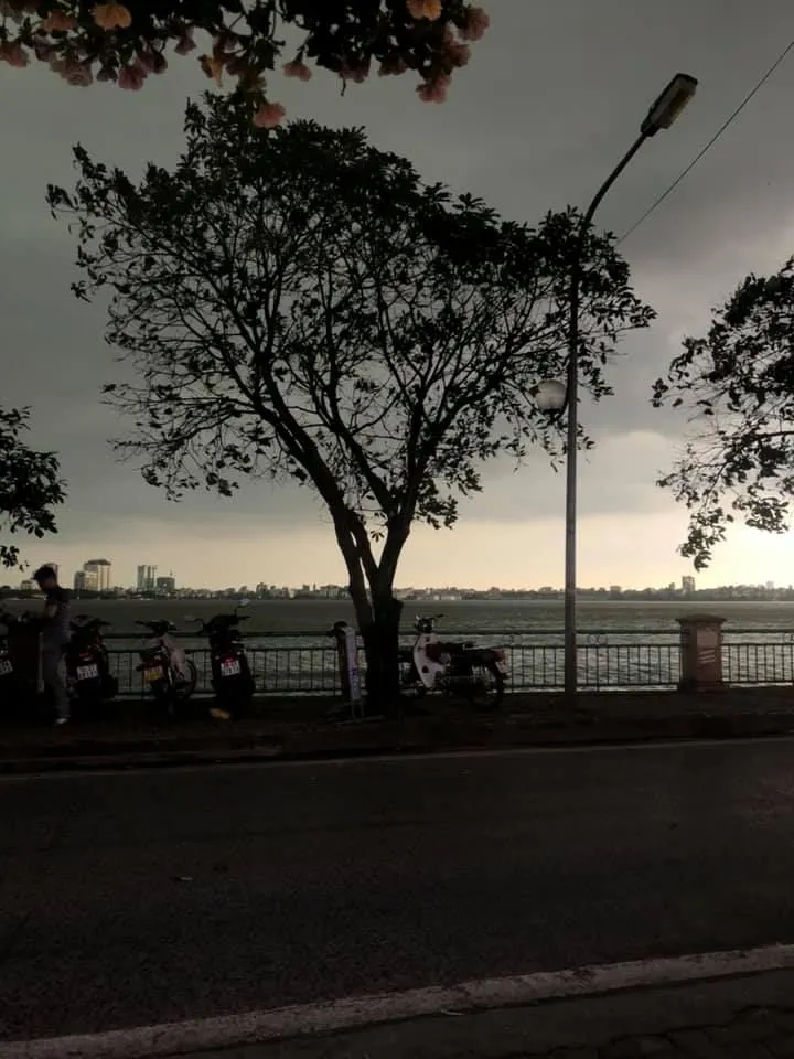 bau-troi-ha-noi-toi-den-luc-12h-trua-nguoi-dan-chay-xe-phai-bat-den-la-vi-sao-2