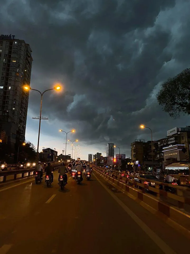 bau-troi-ha-noi-toi-den-luc-12h-trua-nguoi-dan-chay-xe-phai-bat-den-la-vi-sao-3