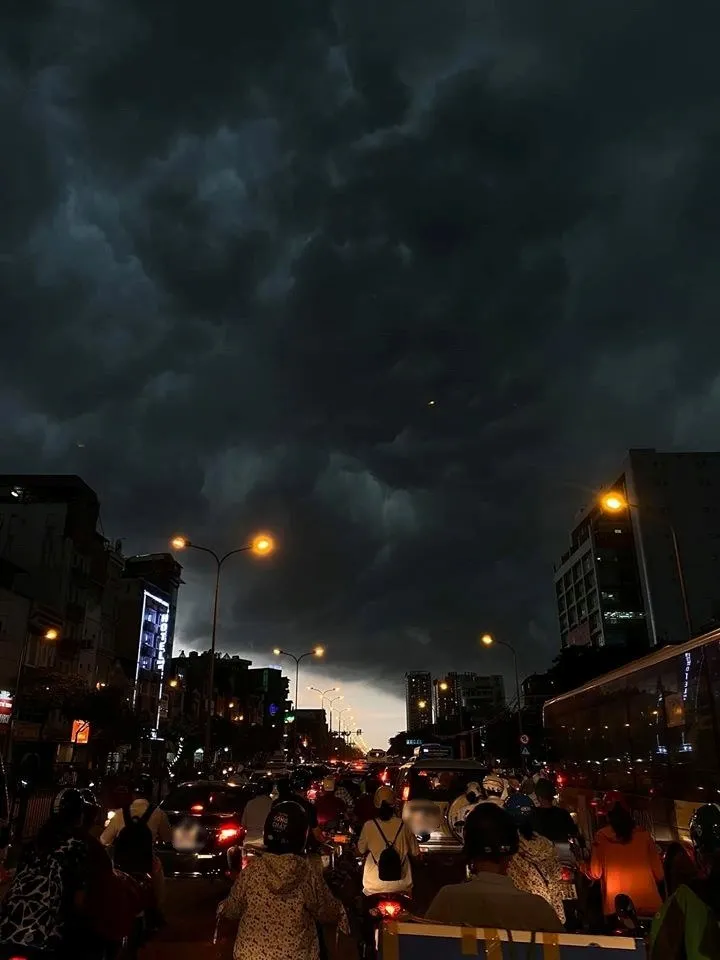 bau-troi-ha-noi-toi-den-luc-12h-trua-nguoi-dan-chay-xe-phai-bat-den-la-vi-sao-4