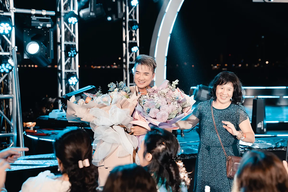 dam-vinh-hung-hat-25-bai-va-nhay-mua-la-chuyen-hung-lam-nhu-com-bua-6