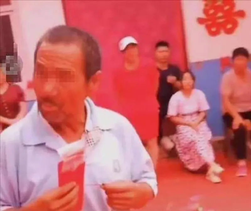nguoi-dan-ong-mac-do-xue-xoa-di-dep-le-cu-bong-tang-qua-cho-co-dau-chu-re-danh-tinh-gay-bat-ngo-1