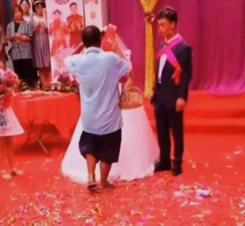 nguoi-dan-ong-mac-do-xue-xoa-di-dep-le-cu-bong-tang-qua-cho-co-dau-chu-re-danh-tinh-gay-bat-ngo-2