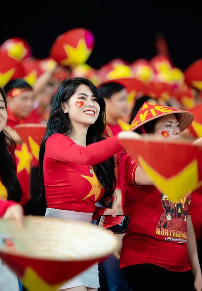 danh-tinh-hot-girl-chup-anh-cung-quang-linh-doi-chan-dai-cuc-pham-duoc-so-sanh-voi-thuy-tien-hoa-ra-la-nguoi-quen-5
