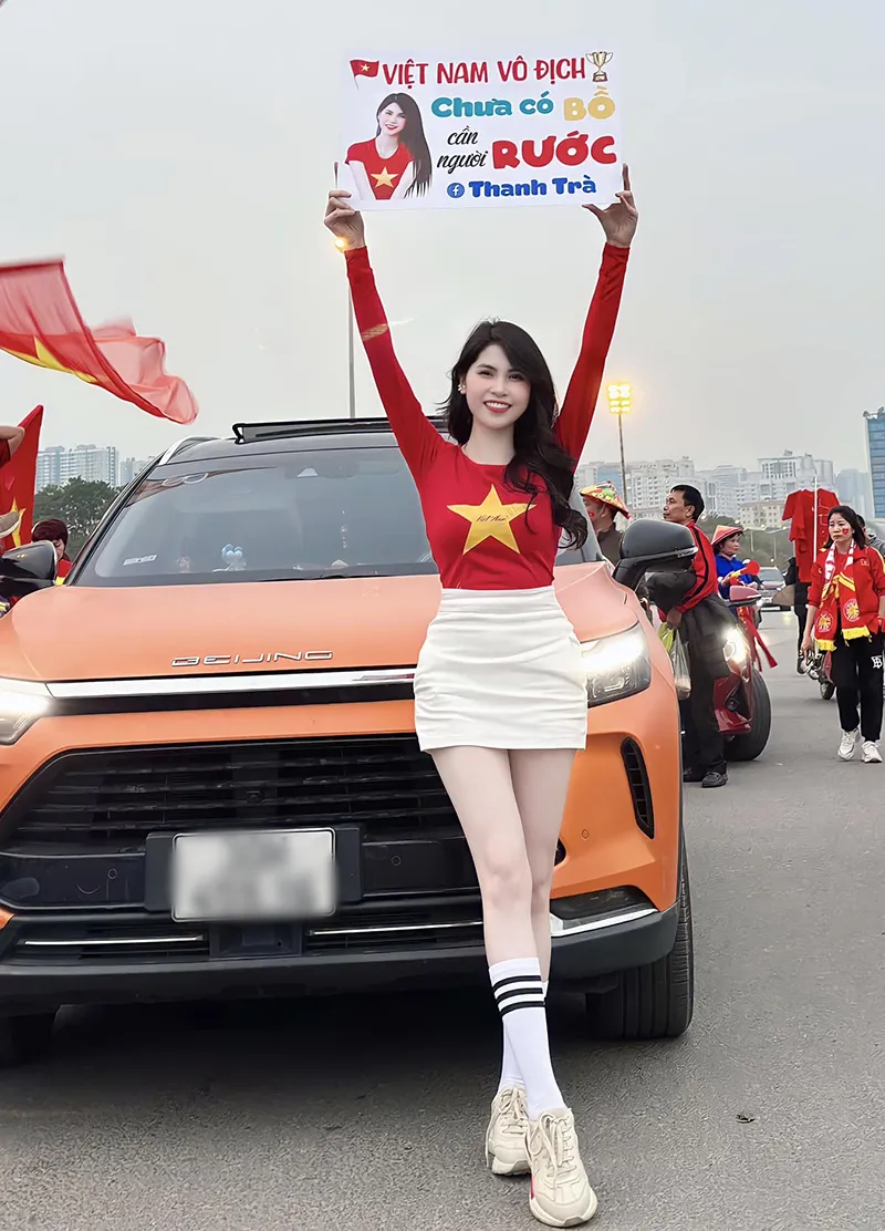 danh-tinh-hot-girl-chup-anh-cung-quang-linh-doi-chan-dai-cuc-pham-duoc-so-sanh-voi-thuy-tien-hoa-ra-la-nguoi-quen-9