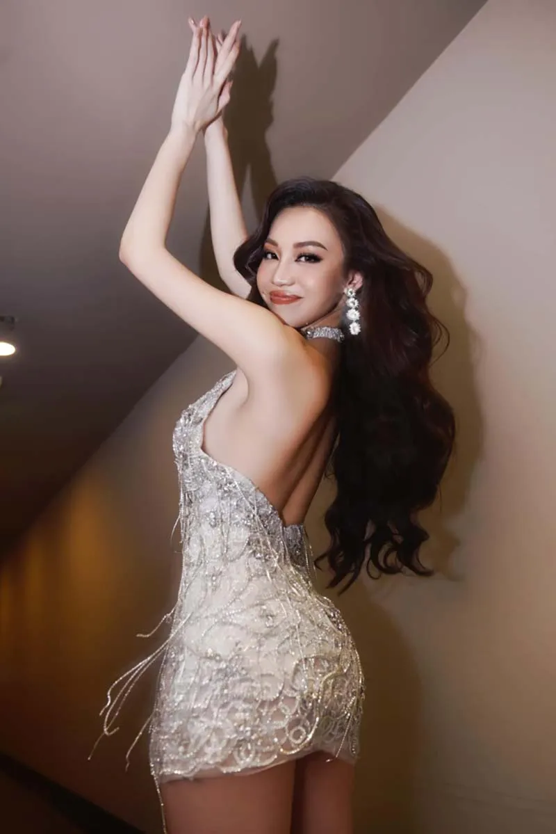 danh-tinh-nguoi-dep-tra-vinh-hot-ran-ran-sau-mot-dem-nho-man-catwalk-co-tam-buoc-ra-tu-qua-thi-4