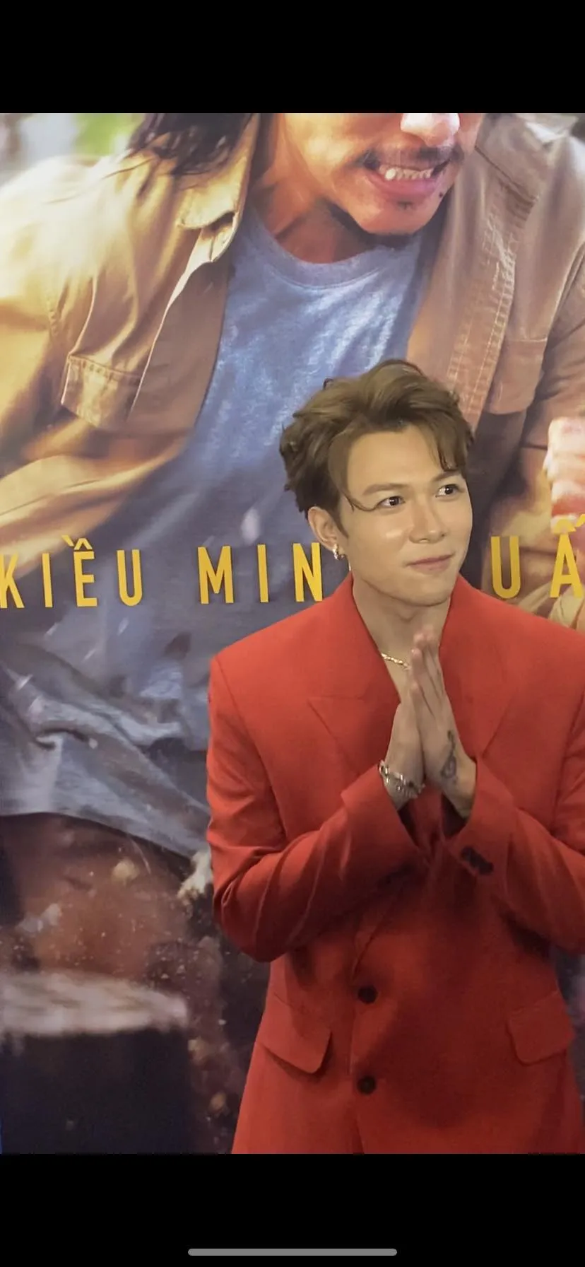 anh-tu-lo-dien-khac-la-hau-lum-xum-tinh-cam-voi-dieu-nhi-1