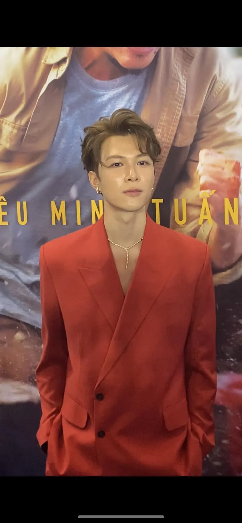 anh-tu-lo-dien-khac-la-hau-lum-xum-tinh-cam-voi-dieu-nhi-2