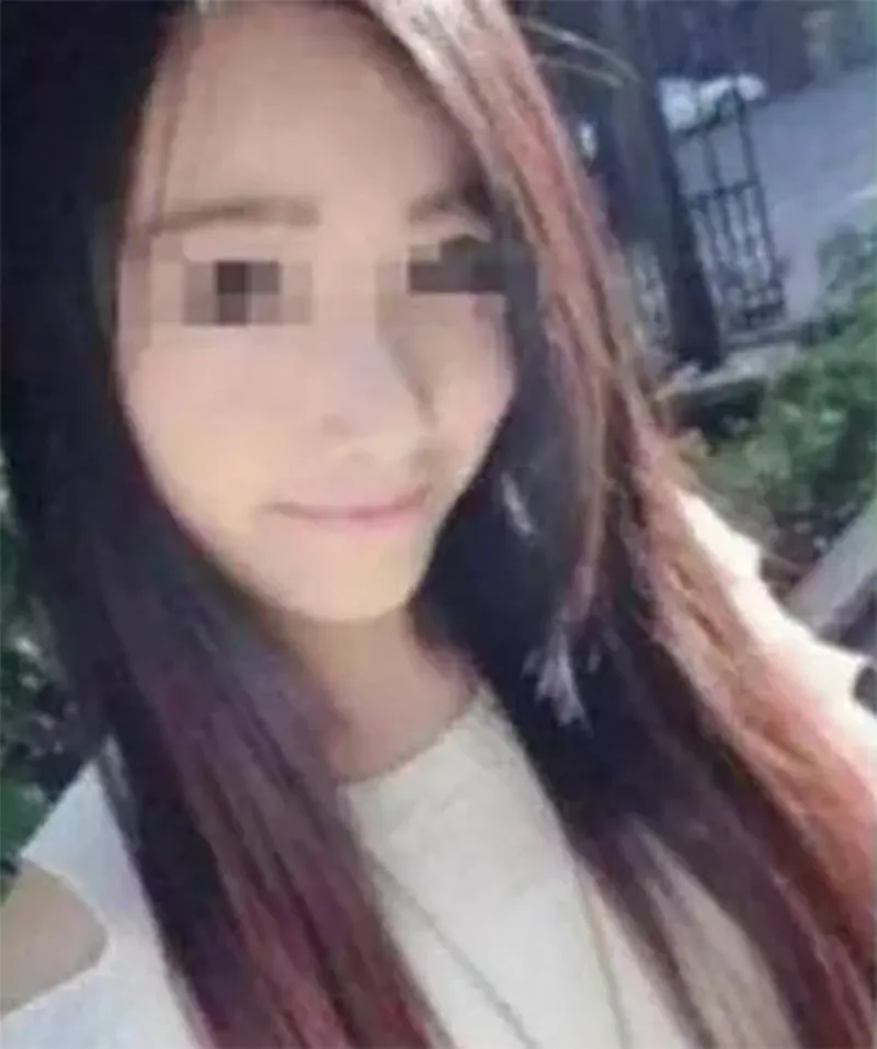 bat-qua-tang-thay-giao-co-hanh-dong-than-mat-voi-phu-huynh-hoc-sinh-trong-thang-may-thai-do-gia-dinh-the-nao-4