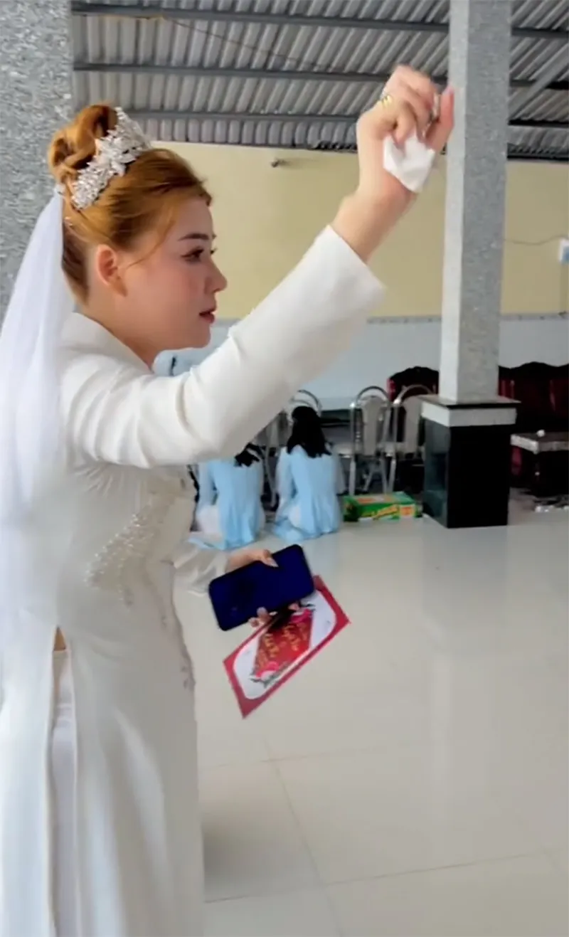 dang-dam-duoi-bi-cup-dien-co-dau-hoi-gia-may-phat-dien-20-trieu-va-thai-do-chu-re-dai-loan-2