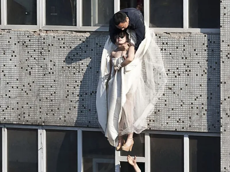 su-that-dau-long-dang-sau-tam-anh-co-dau-lo-lung-giua-troi-duoc-hang-xom-chup-lai-3