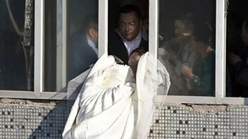 su-that-dau-long-dang-sau-tam-anh-co-dau-lo-lung-giua-troi-duoc-hang-xom-chup-lai-5