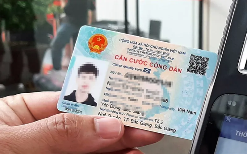 tu-9-2023-ai-co-cccd-gan-chip-ma-con-giu-cmnd-cu-thi-tuyet-doi-luu-y-5-dieu-nay-keo-bi-phat-3