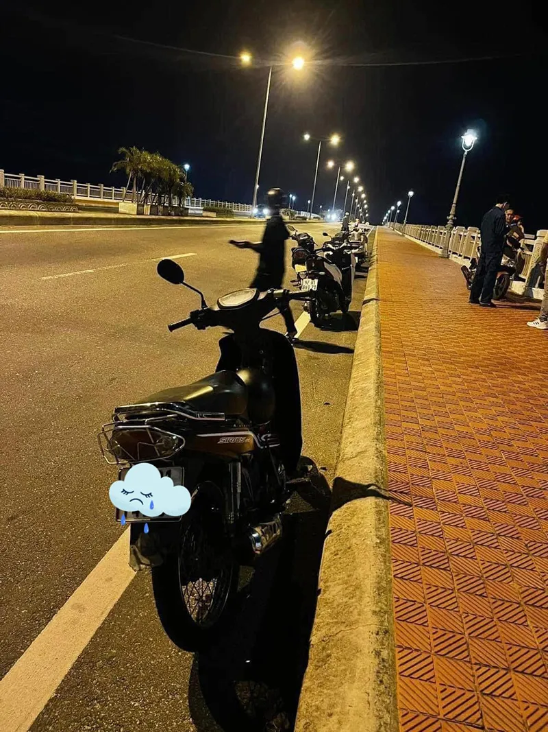 xot-xa-hinh-anh-cha-gia-ngoi-chap-tay-cau-nguyen-suot-dem-o-hoi-an-cho-tin-con-gai-nhung-khong-co-phep-mau-3