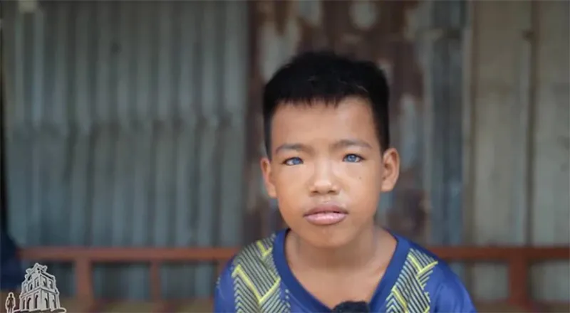 doc-la-cau-be-co-doi-mat-xanh-biec-noi-tieng-khap-mien-tay-co-kha-nang-nhin-xuyen-man-dem-1