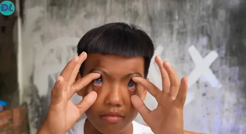 doc-la-cau-be-co-doi-mat-xanh-biec-noi-tieng-khap-mien-tay-co-kha-nang-nhin-xuyen-man-dem-4