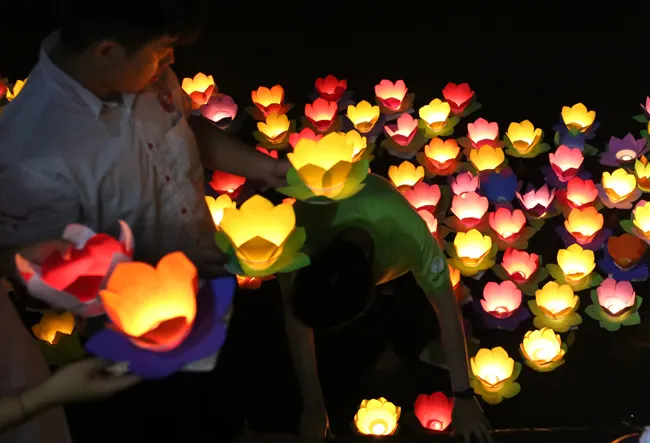 lich-tha-hoa-dang-le-bong-hong-cai-ao-cua-cac-chua-o-tphcm-thang-7-vu-lan-1