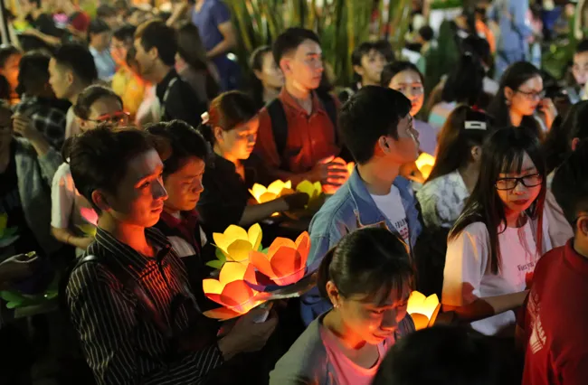 lich-tha-hoa-dang-le-bong-hong-cai-ao-cua-cac-chua-o-tphcm-thang-7-vu-lan-5