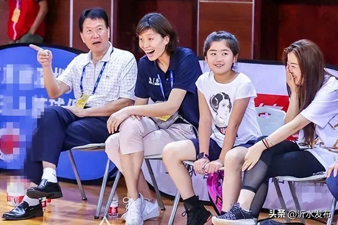 hy-huu-nguoi-dan-ong-cao-2m29-lay-vo-cao-1m9-de-con-ra-ai-cung-hu-hon-vi-chieu-cao-chan-dong-3