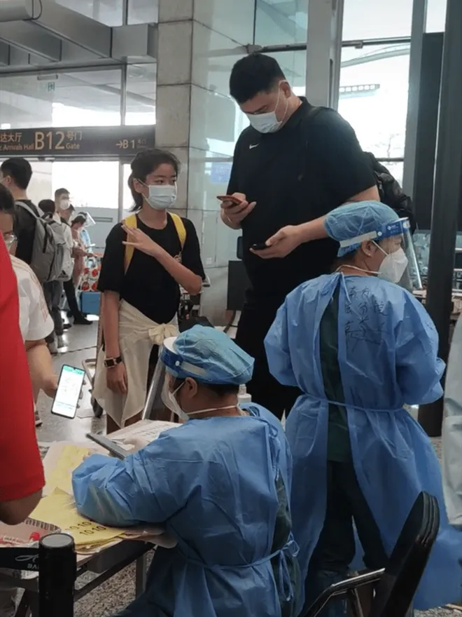 hy-huu-nguoi-dan-ong-cao-2m29-lay-vo-cao-1m9-de-con-ra-ai-cung-hu-hon-vi-chieu-cao-chan-dong-5