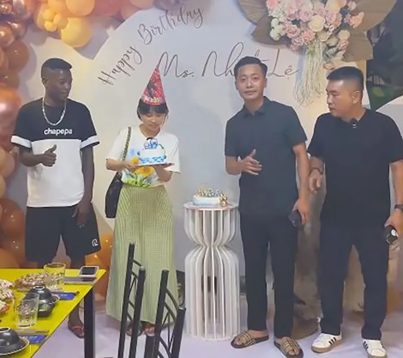 quang-linh-vlog-hon-tham-thiet-mot-nguoi-ban-trong-tiec-gia-dinh-danh-tinh-ai-cung-hot-hoang-1