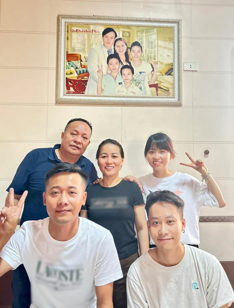 quang-linh-vlog-hon-tham-thiet-mot-nguoi-ban-trong-tiec-gia-dinh-danh-tinh-ai-cung-hot-hoang-4