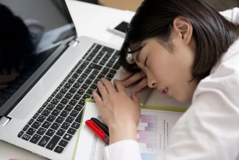 2-kieu-ngu-trua-nhieu-nguoi-viet-pham-phai-co-the-giup-song-lau-hon-hoac-chet-som-3