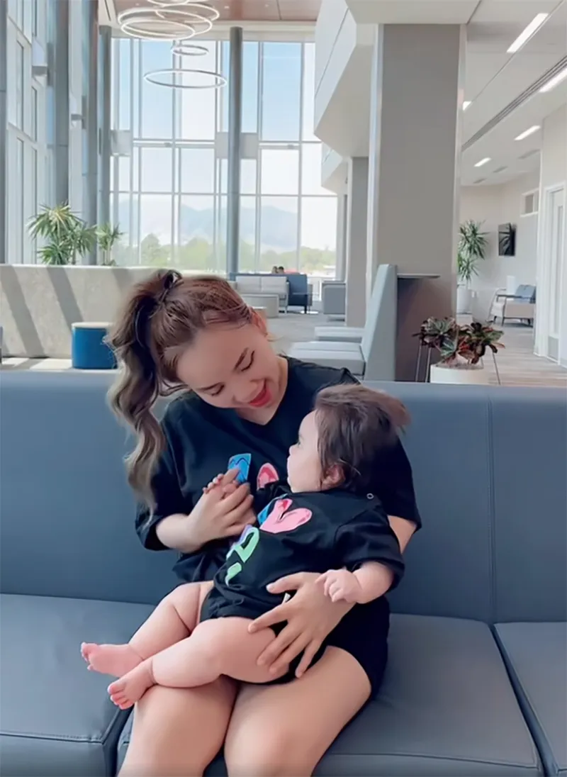 con-gai-5-thang-tuoi-mac-chung-dau-khong-tron-cap-doi-dong-gioi-viet-nam-dua-con-sang-my-dieu-tri-2