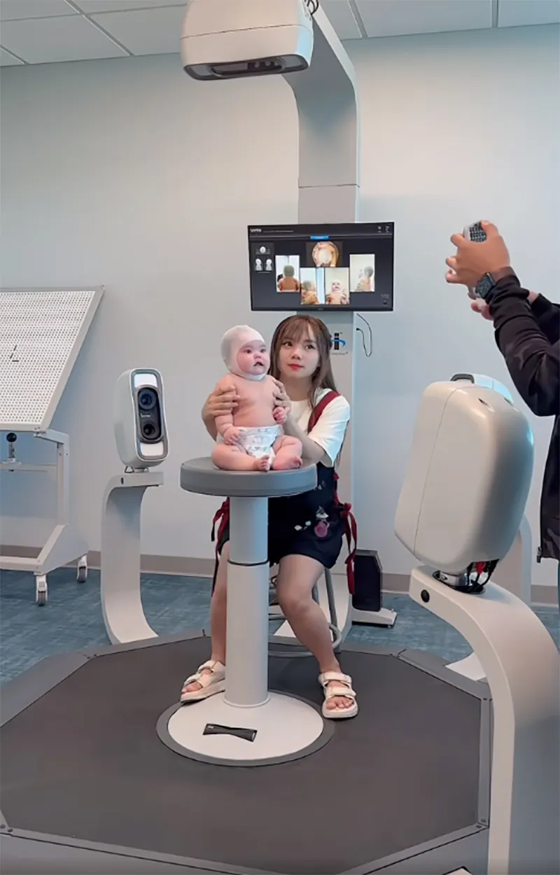 con-gai-5-thang-tuoi-mac-chung-dau-khong-tron-cap-doi-dong-gioi-viet-nam-dua-con-sang-my-dieu-tri-5