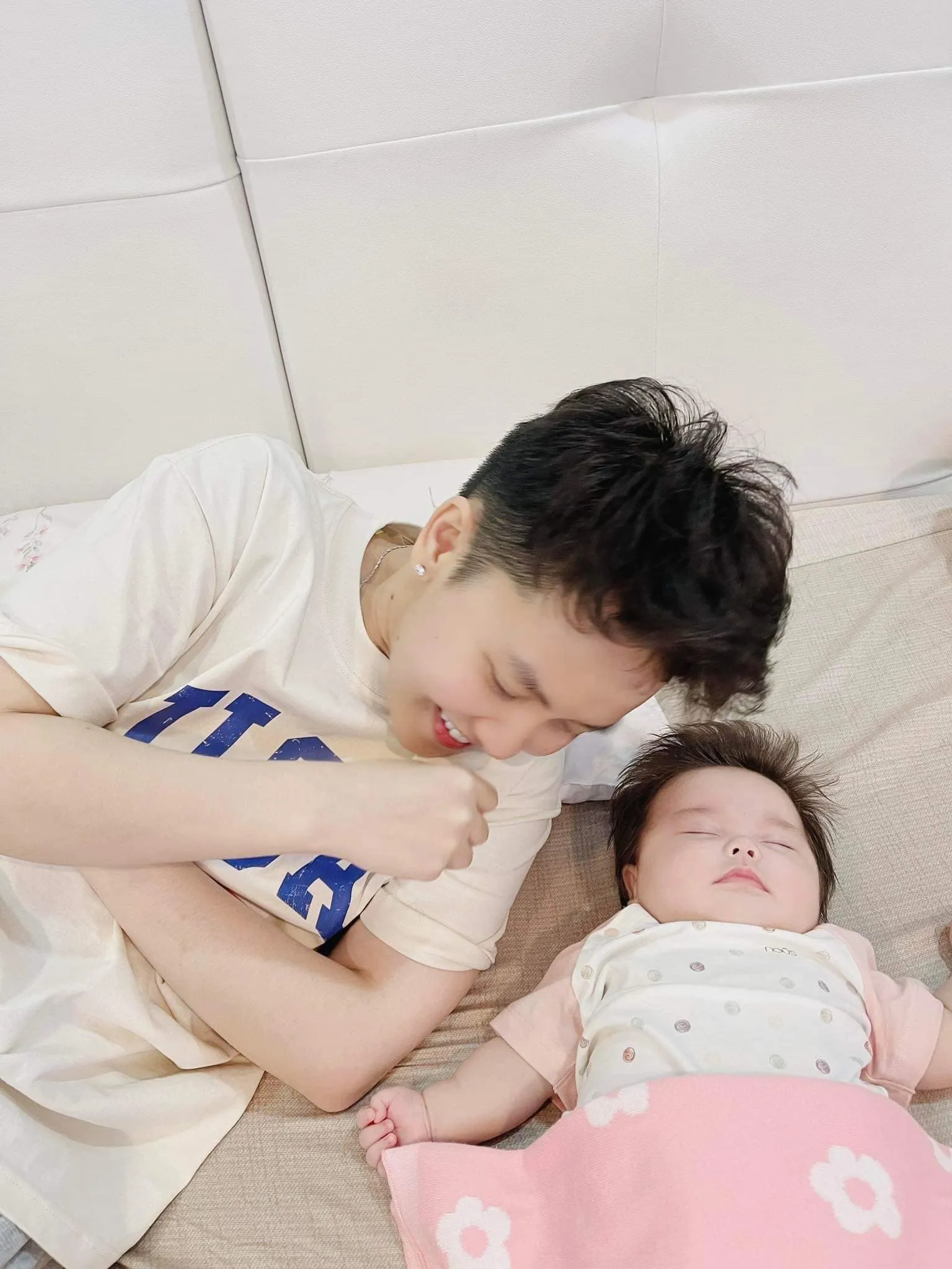 con-gai-5-thang-tuoi-mac-chung-dau-khong-tron-cap-doi-dong-gioi-viet-nam-dua-con-sang-my-dieu-tri-7