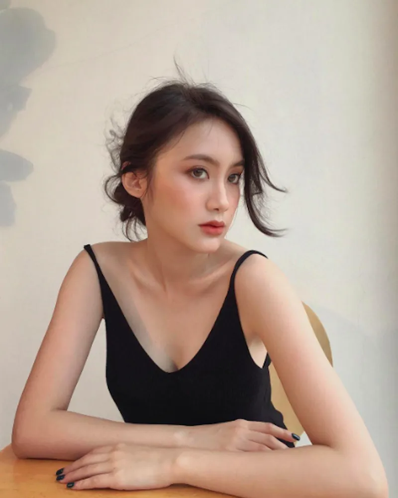 danh-tinh-hot-girl-lao-cong-khai-cau-hon-quang-linh-vlog-nhan-sac-sot-xinh-xich-6