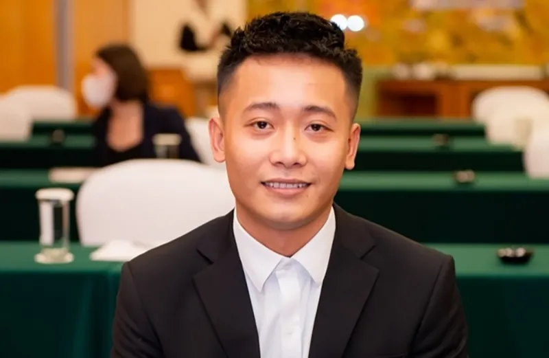 danh-tinh-hot-girl-lao-cong-khai-cau-hon-quang-linh-vlog-nhan-sac-sot-xinh-xich-9