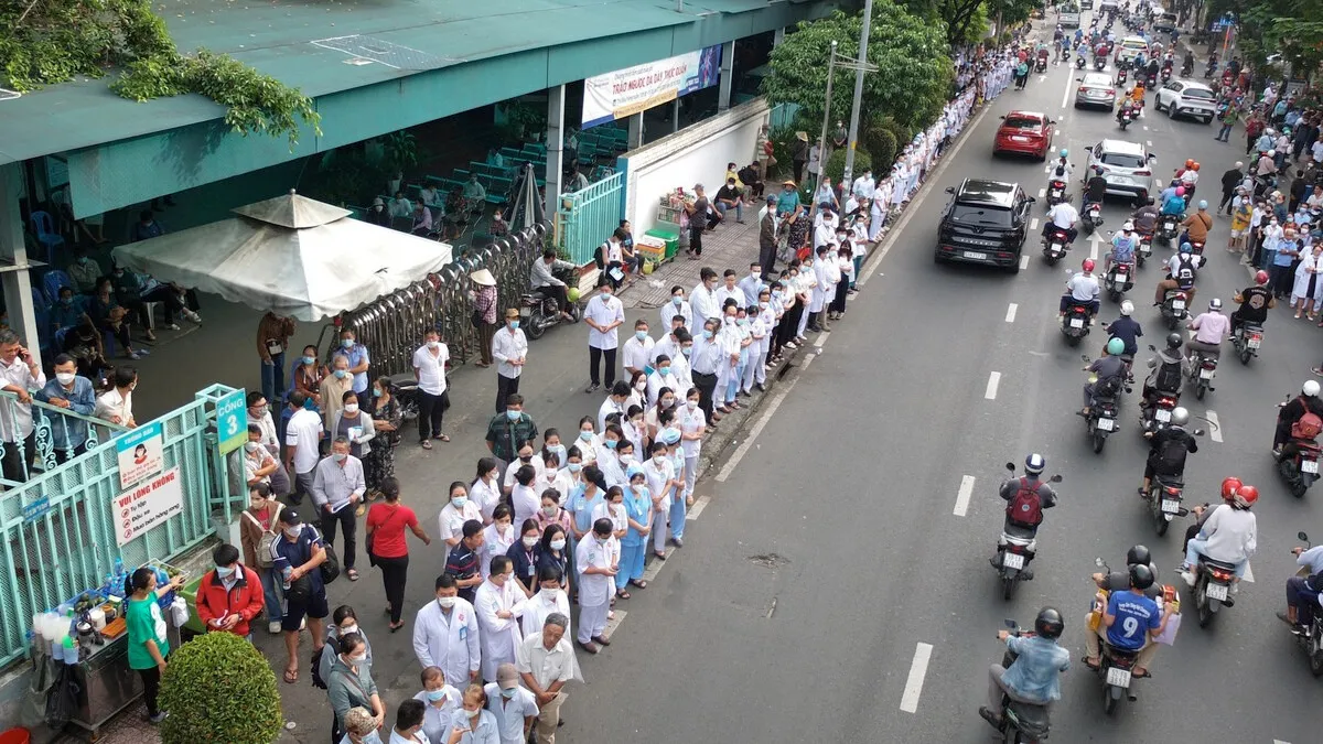 mot-bac-si-5-gio-sang-deu-dan-den-benh-vien-da-qua-doi-o-tuoi-92-hang-dai-y-bac-si-xep-hang-tien-biet-1