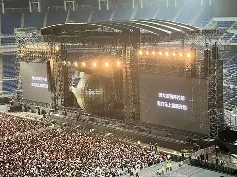 chau-kiet-luan-gap-su-co-mac-ket-trong-qua-cau-khong-lo-khi-dang-bieu-dien-hang-ngan-khan-gia-thot-tim-1