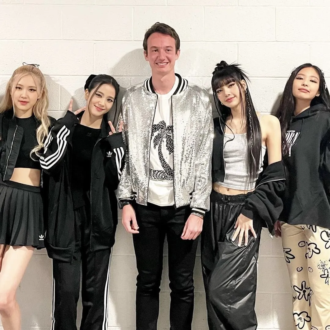 vi-sao-fan-lisa-blackpink-quay-lung-khi-nu-idol-bieu-dien-o-quan-ruou-thoat-y-tai-phap-8
