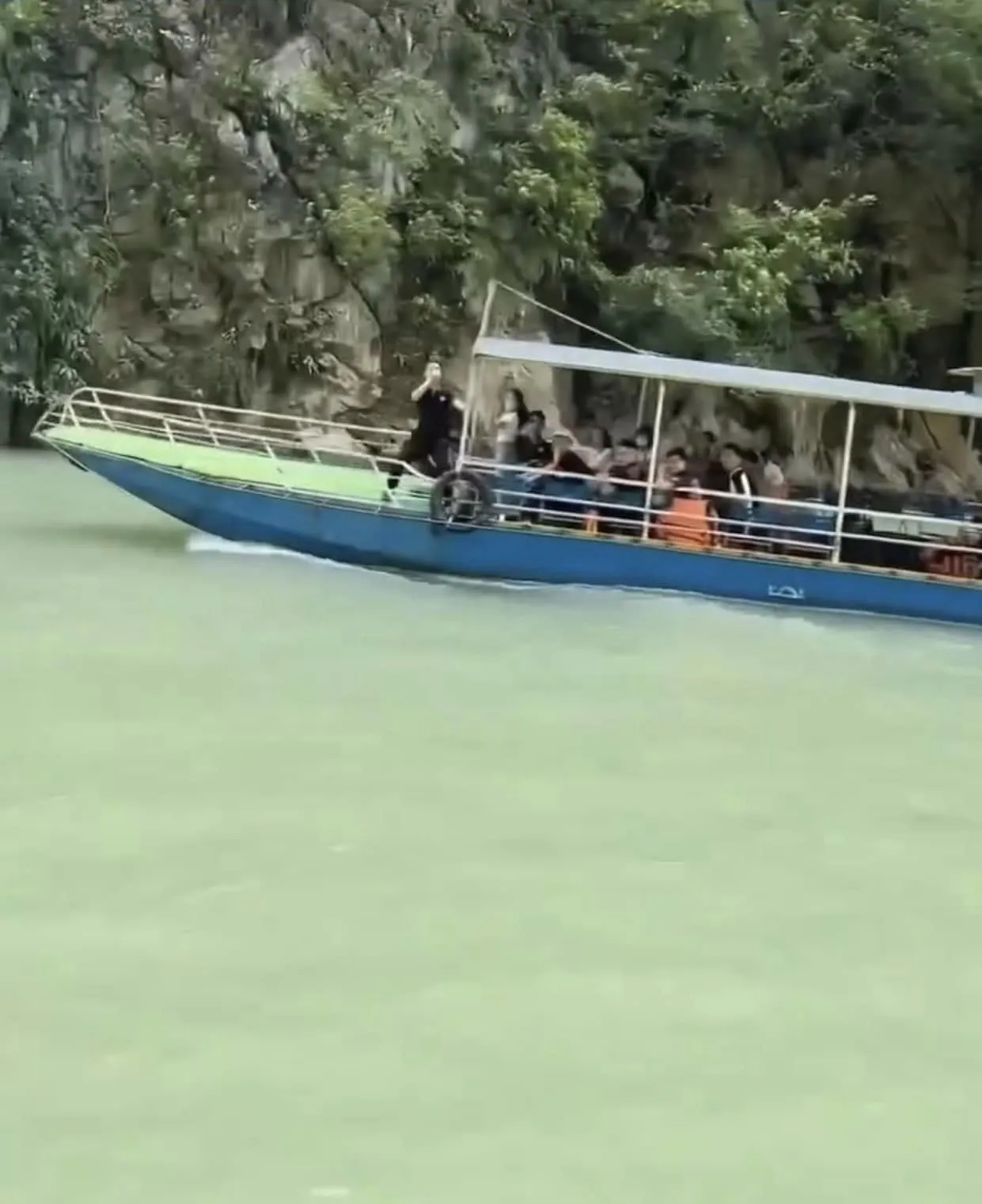 xon-xao-hinh-anh-nu-du-khach-dien-bikini-khi-den-tham-ha-giang-ai-cung-ngoai-dau-nhin-3