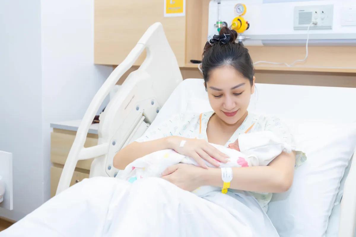 khanh-thi-sinh-con-thu-3-em-be-nang-2-3-kg-3