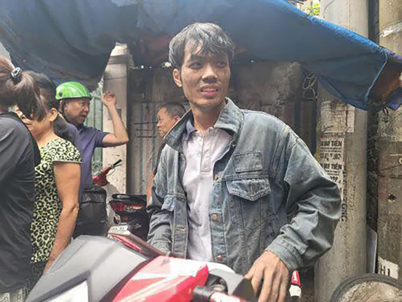 danh-tinh-nam-shipper-dang-di-giao-hang-thay-chay-chung-cu-mini-lap-tuc-lao-vao-cuu-nguoi-2