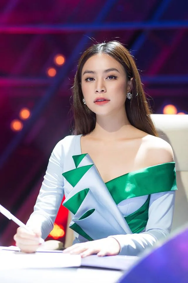 ro-clip-hoang-thuy-linh-tung-doi-co-voi-mot-nha-bao-tren-song-truyen-hinh-ai-cung-cuoi-lac-dau-2