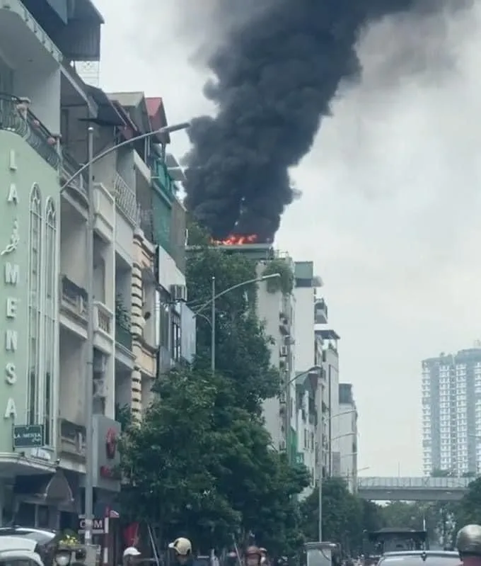 sang-16-9-them-vu-chay-chung-cu-mini-6-tang-tai-quan-thanh-xuan-ha-noi-khoi-den-boc-cao-chuc-met-3