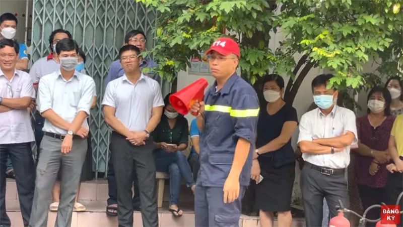 anh-cong-an-phong-chay-chua-chay-gay-sot-mxh-vi-do-hai-huoc-hoa-ra-la-nguoi-quen-2