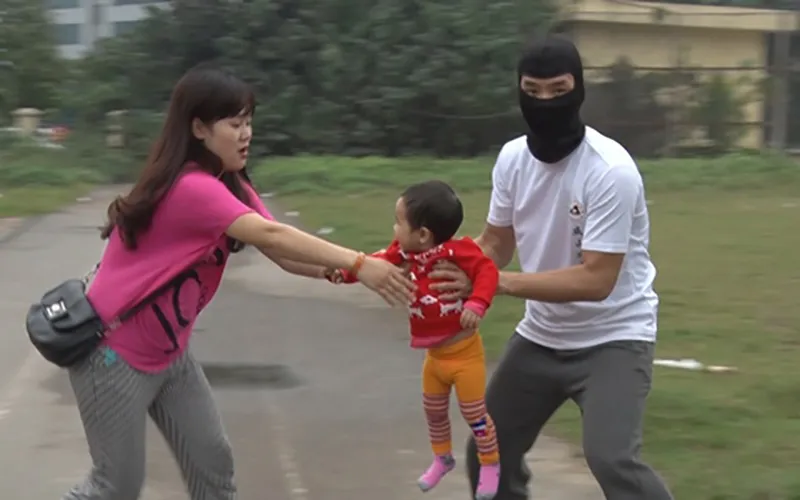 chieu-bat-coc-tre-em-pho-bien-gan-day-chi-can-nghe-thay-1-cau-noi-nay-thi-phai-tranh-xa-lap-tuc-2