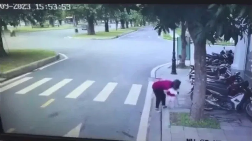 dam-tang-trong-dem-cua-be-gai-21-thang-tuoi-bi-bat-coc-o-ha-noi-tieng-khoc-nhoi-long-3